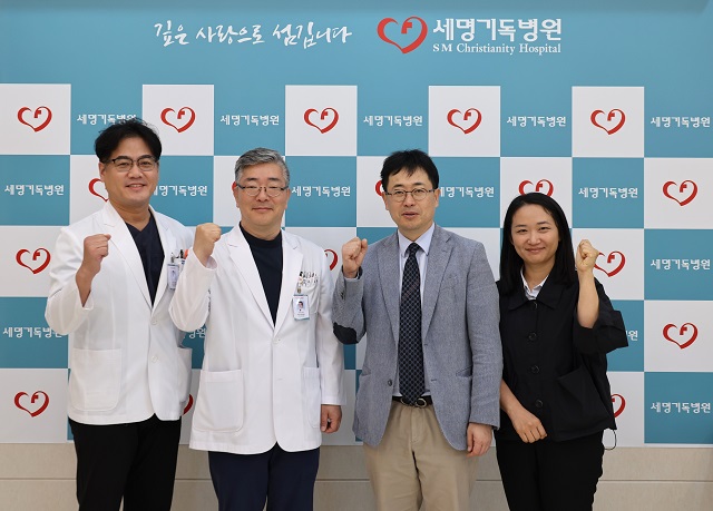 ▲ 포항세명기독병원 조상희(왼쪽에서 두 번째) 뇌병원장과 조재훈 부장, 울산대학교병원 권순찬(중간에서 두 번째) 뇌병원장과 박지윤 뇌병원 부원장이 기념 촬영을 하고 있다.ⓒ세명기독병원