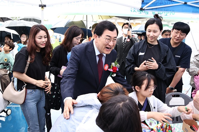 ▲ 주낙영 시장이 지난해 5월 5일 어린이날 시민운동장에서 개최된 어린이날 큰잔치 행사에 참석해 아이들을 격려하고 있다.ⓒ경주시