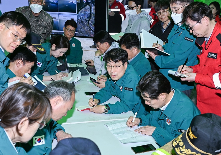 ▲ 산불현장 통합지휘본부장 김정기 대구시장 권한대행은 “무엇보다 주민, 야간진화대, 헬기 조종사의 안전을 최우선으로 관계기관의 유기적인 협조를 통해 가용자원을 총동원해 산불을 조기에 진화할 수 있도록 최선을 다하겠다”라고 밝혔다.ⓒ대구시