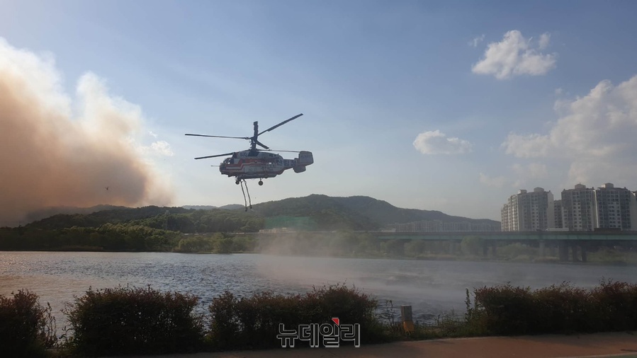 ▲ 대구시는 함지산 산불과 관련해 28일 저녁 10시 현재 기준 산불영향구역 151ha, 잔여 화선 8.6km, 진화율 19%라고 밝혔다.ⓒ뉴데일리