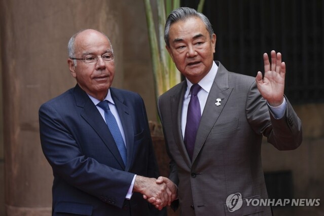 ▲ 악수하는 마우루 비에이라 브라질 외교부 장관(사진 왼쪽)과 왕이 중국 외교부장. 출처=EPAⓒ연합뉴스