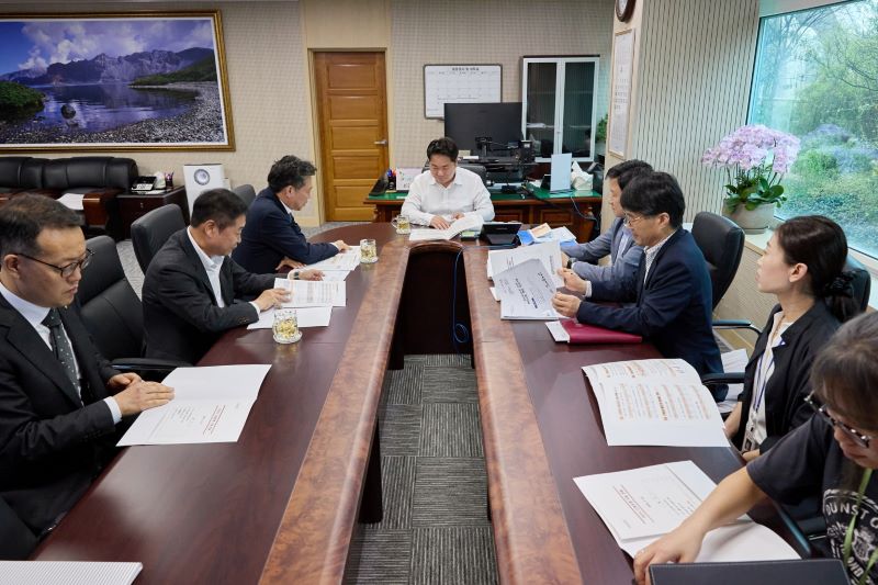 ▲ 지역경제 회복을 위한 민생경제 활성화 정책을 본격 가동에 들어간 오세현 아산시장이 간부회의를 주제하고 있다.ⓒ아산시