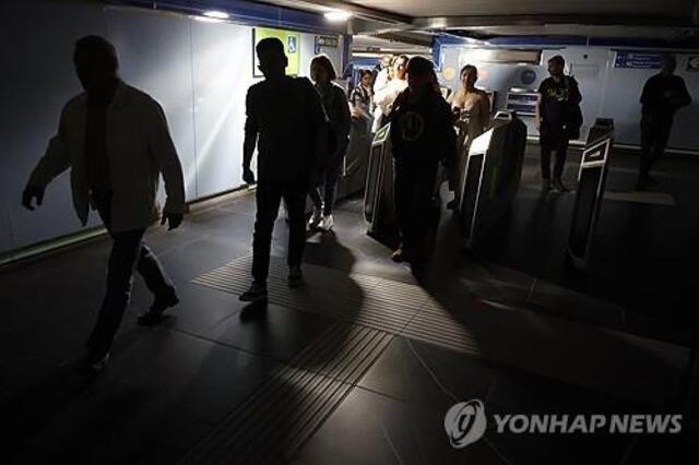 ▲ 28일(현지시각) 발생한 대규모 정전 사태로 스페인 마드리드의 한 지하철역에서 사람들이 빠져나오고 있다. 출처=EPAⓒ연합뉴스