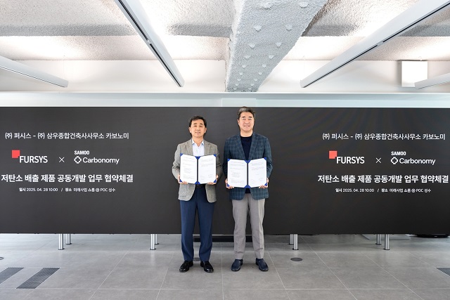 ▲ (왼쪽부터) 퍼시스 박광호 대표, 삼우 대표이사 손창규 사장이 기념촬영을 하고 있다.ⓒ퍼시스