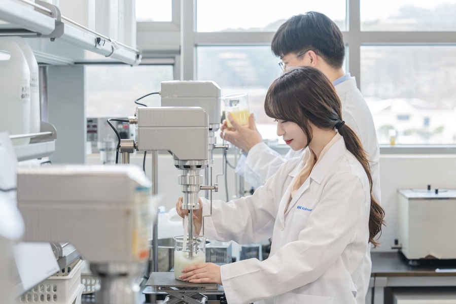 ▲ 한국콜마 연구원들이 역노화 화장품 연구를 진행하고 있다ⓒ한국콜마