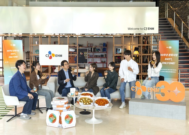 ▲ CJ ENM 윤상현 대표(왼쪽 세번째)가 CJ 문화사업 출범일(1995년 4월 28일)을 기념해 청바지를 입고 직원들과 피자를 먹으며 온리원(ONLYONE) 창업정신을 되새기는 ‘DAY1 미팅’을 진행하고 있다.ⓒCJ ENM