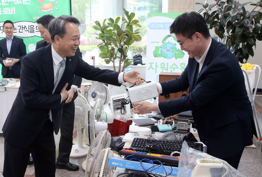 ▲ 이날 행사에 참석한 진옥동 신한금융그룹 회장이 가정에서 쓰던 LP플레이어 및 오디오를 기부하고 있다.ⓒ신한금융