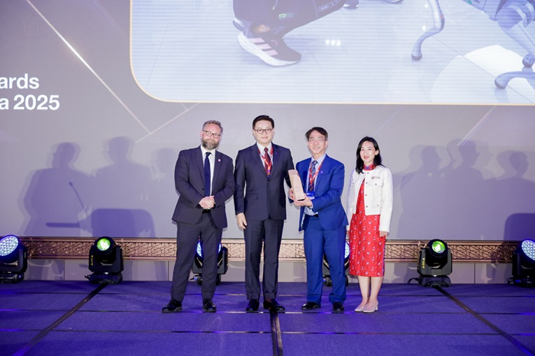 ▲ 'THE 아시아 어워드 2025' 시상식. 왼쪽부터 필 배티 THE CKO(최고지식경영자), 이기정 한양대 총장, 조셉 리 마카오 과학기술대학교 총장, 메이메이 림 APAC 회장.ⓒ한양대