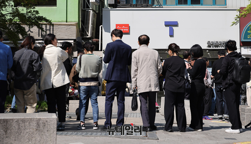 ▲ SK텔레콤이 유심 무료교체 서비스를 시작한 28일 오전 서울 중구의 한 SKT 대리점에서 시민들이 유심 교체를 위해 줄을 서 차례를 기다리고 있다. ⓒ정상윤 기자