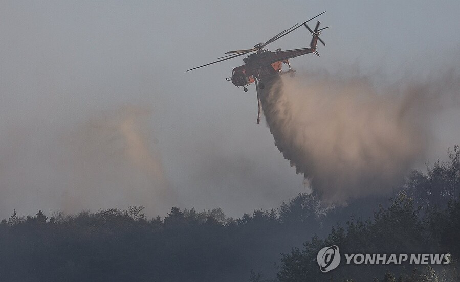 ▲ 대구 대형 산불 발생 이틀째인 29일 오전 대구 북구 산불 현장에서 헬기가 물을 투하하고 있다. ⓒ연합뉴스