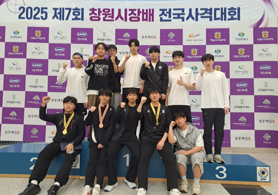 ▲ 청주대학교 사격부가 최근 경남 창원국제사격장에서 열린 전국 사격대회에서 금메달 등을 획득한 뒤 기념사진을 촬영하고 있다.ⓒ청주대