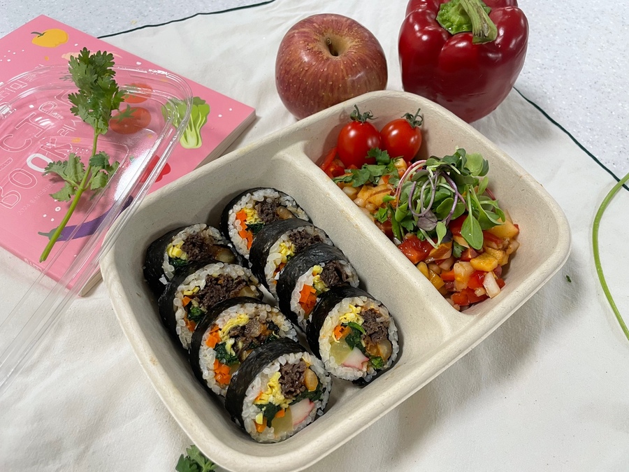 ▲ 횡성문화관광재단이 국립횡성숲체원과 협업해 개발한 '더덕한우김밥'이 산림복지연구개발센터에서 주관하는 '산림치유음식 개발 및 보급사업'에 선정됐다. ⓒ횡성군