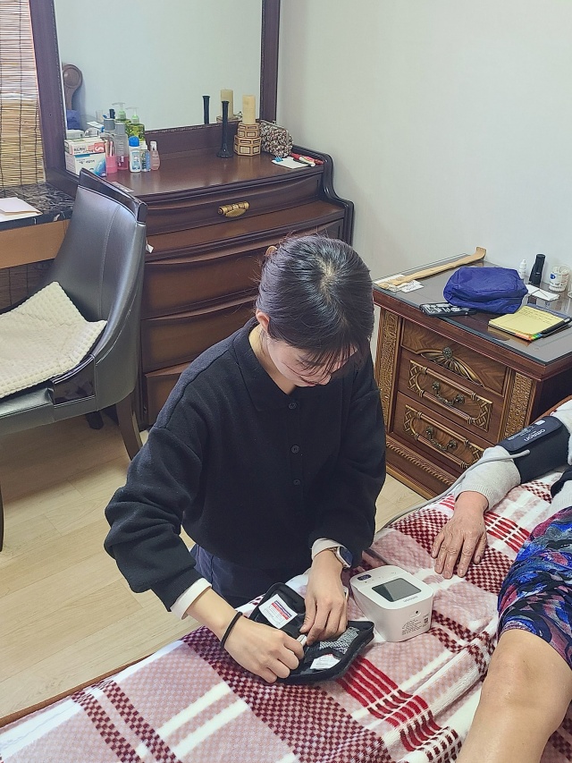 ▲ 우만2동 관계자가 통합사례관리 대상자 가정을 방문해 건강관리 서비스를 진행하고 있다. ⓒ수원시 제공