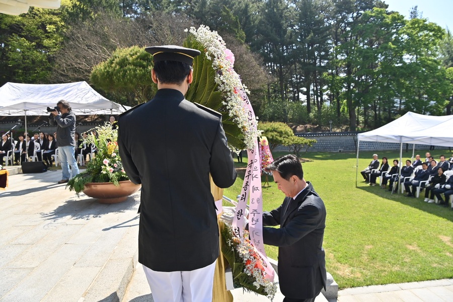 ▲ 김태흠 충남도지사가  29일 예산 충의사에서 열린‘매헌 윤봉길 의사 상해 의거 제93주년 기념제 및 기념식’에서 헌화를 하고 있다.ⓒ충남도