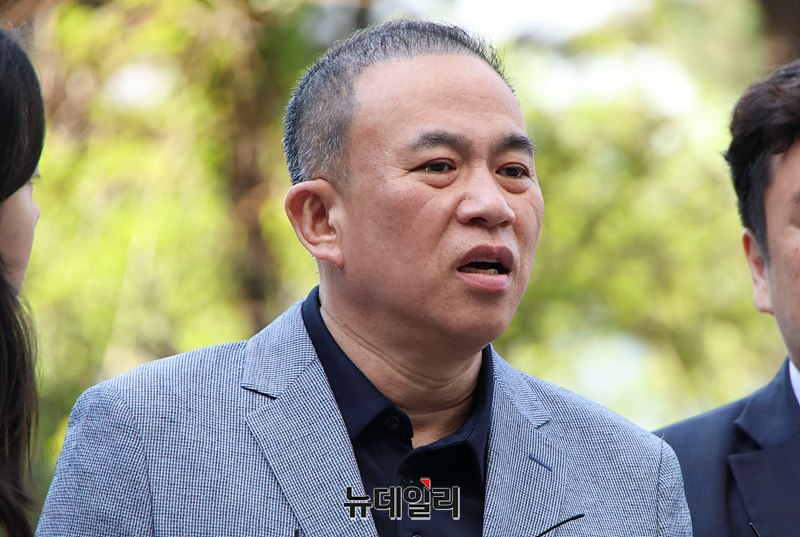 ▲ 공천개입 의혹을 받고 있는 명태균씨가 29일 오전 서울 서초구 서울고등검찰청에 출석하며 취재진의 질문에 답하고 있다. ⓒ서성진 기자