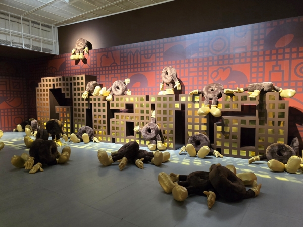 ▲ 그라플렉스 작가가 시그니처 캐릭터인 '볼드'와 '픽셀'을 활용해 유쾌한 초콜릿이 탄생하는 순간을 표현해냈다.ⓒ최신혜 기자