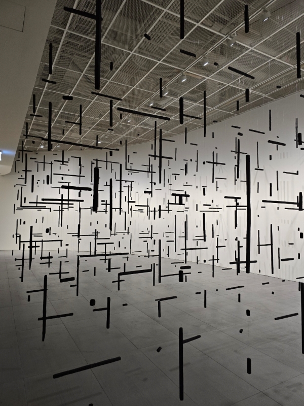 ▲ 박선기 작가의 숯 오브제ⓒ최신혜 기자