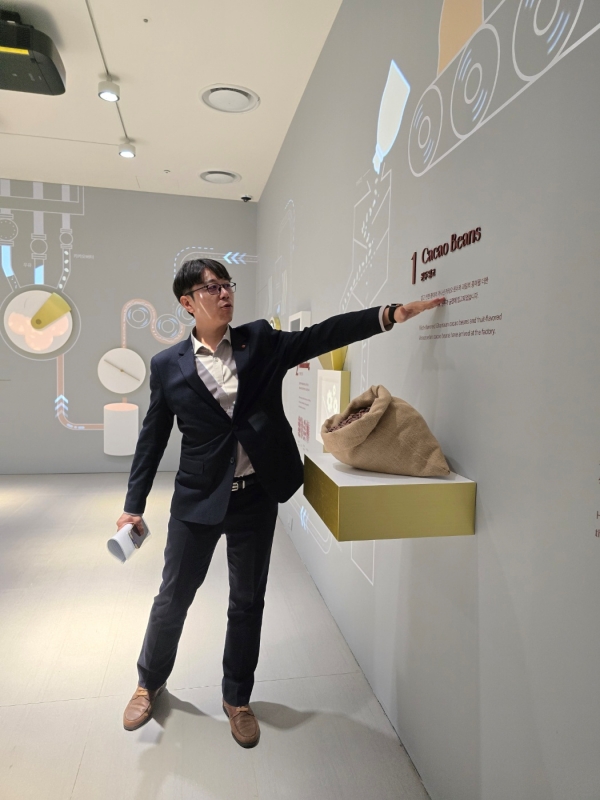 ▲ 손병철 롯데중앙연구소 SWEET 2팀장이 가나 초콜릿의 핵심 기술에 대해 설명 중이다.ⓒ최신혜 기자