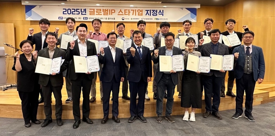 ▲ 최원혁 대전시 기업지원국장이 29일 기업인들과 기념촬영을 하고 있다.ⓒ대전시