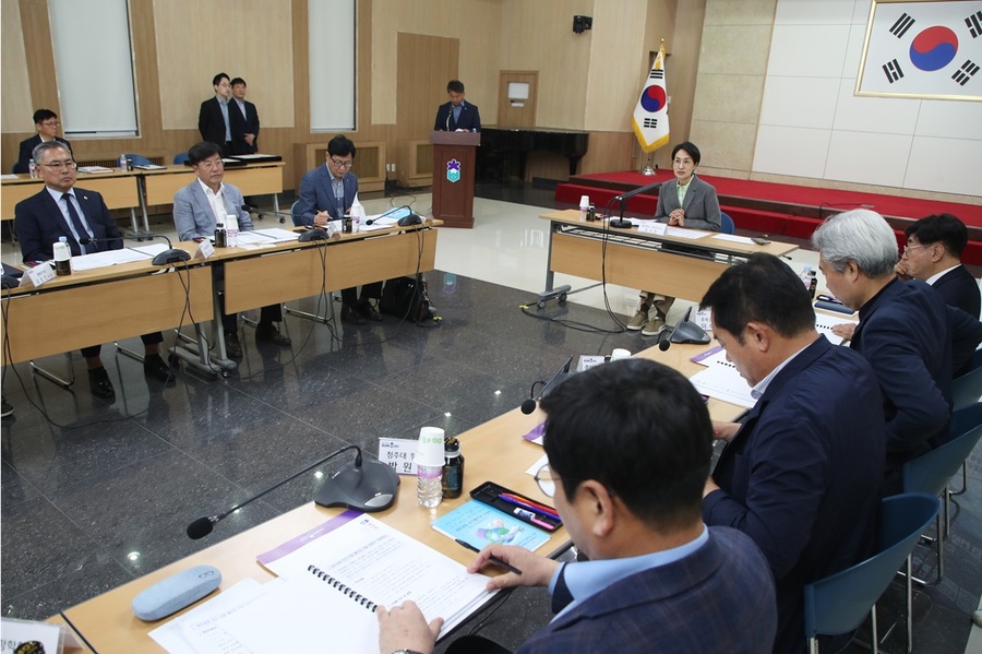 ▲ 충북도는 ‘청주공항 민간 전용 활주로 건설 추진 자문단을 구성하고, 29일 1차 자문회의를 열었다.ⓒ충북도