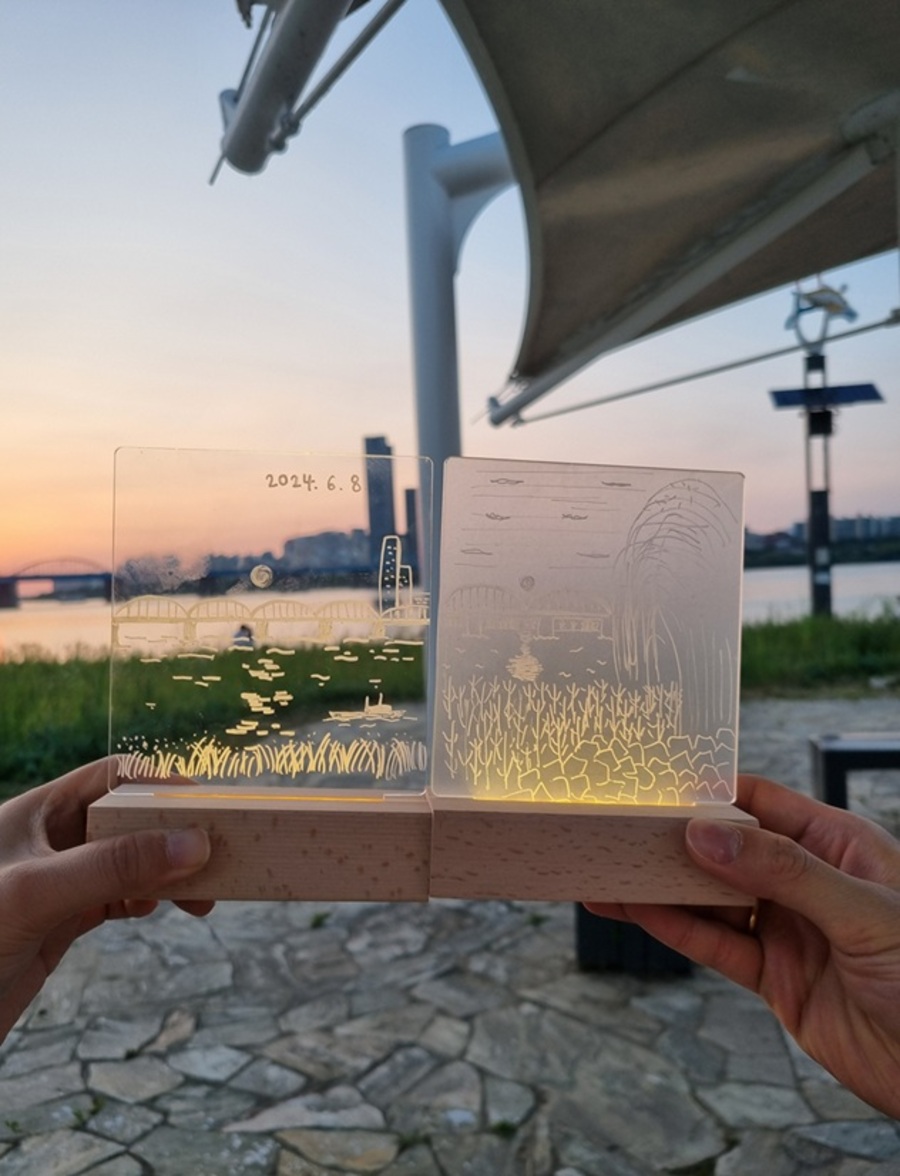 ▲ 한강 야경투어 중 만들 수 있는 무드등 ⓒ서울시