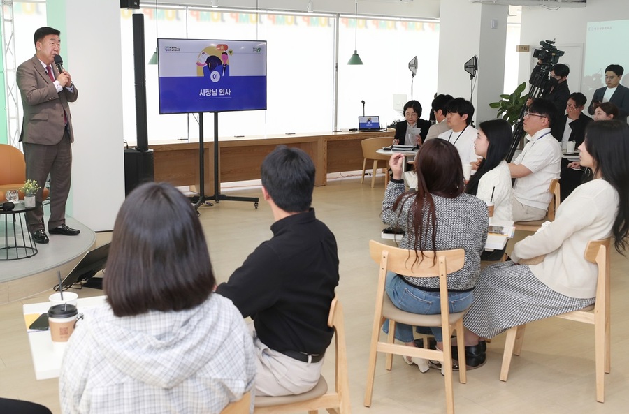 ▲ 청주시는 29일 상당구 남문로2가 청년카페점프스테이션에서 청년정책 토론회 ‘청년 상상포럼’을 개최했다.ⓒ청주시