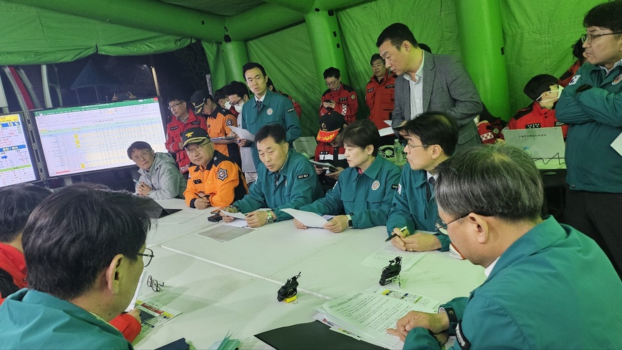 ▲ 강은희 교육감은 4월 28일 북구 지역 산불 확산에 따라 피해지역을 찾아 현장 상황을 실시간 확인하며 긴급 대응 방안들을 마련하고, 4월 29일 오전 6시부터 산불로 인한 피해지역 교육 현장을 순회 점검했다.ⓒ대구시교육청