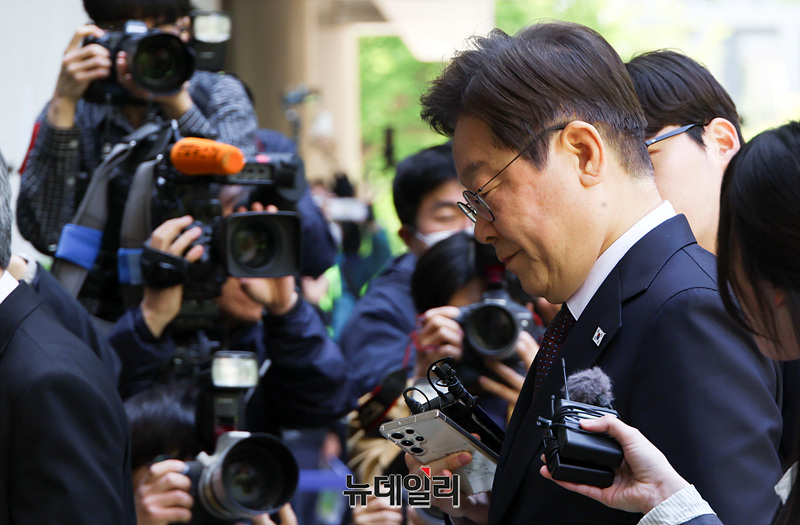 ▲ 이재명 더불어민주당 대선 후보가 29일 오전 서울 서초구 서울중앙지법에서 열린 '대장동 배임·성남FC 뇌물' 1심 속행 공판에 출석하고 있다. ⓒ서성진 기자