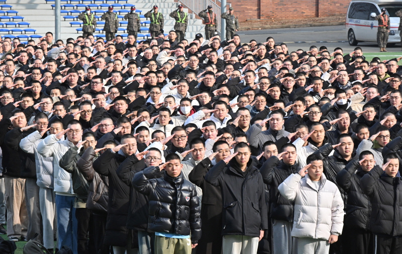 ▲ 지난 1월 6일 충남 논산 육군훈련소에서 열린 2025년 첫 현역병 입영 행사에서 입영장정들이 자신들을 배웅하러 와 준 가족 및 친지들에게 경례를 하고 있다. ⓒ육군 제공