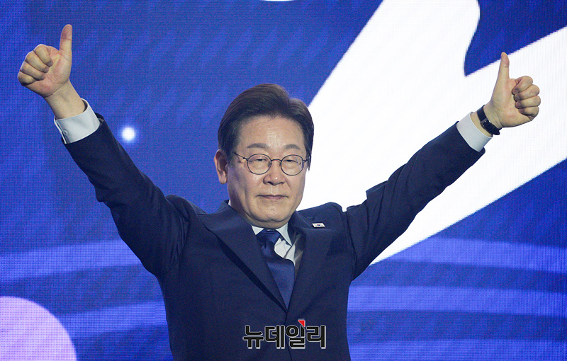 ▲ 더불어민주당 대선 후보로 선출된 이재명 후보가 27일 오후 경기 고양시 일산 킨텍스에서 열린 더불어민주당 제21대 대통령선거 후보자 선출을 위한 수도권·강원·제주 합동연설회에서 지지자들에게 인사하는 모습. ⓒ서성진 기자