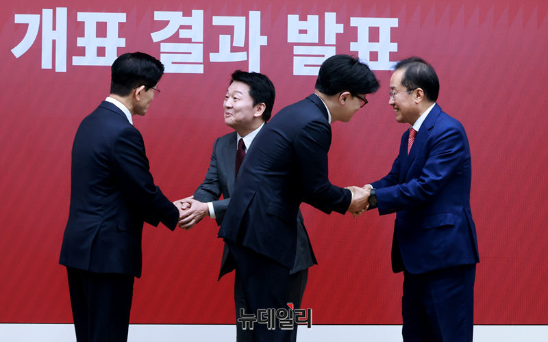 ▲ 대통령 후보자 국민의힘 3차 경선 진출한 한동훈·김문수 후보가 지난 29일 오후 서울 여의도 국민의힘 중앙당사에서 진출에 실패한 안철수, 홍준표 후보에게 악수를 건네고 있다. ⓒ이종현 기자