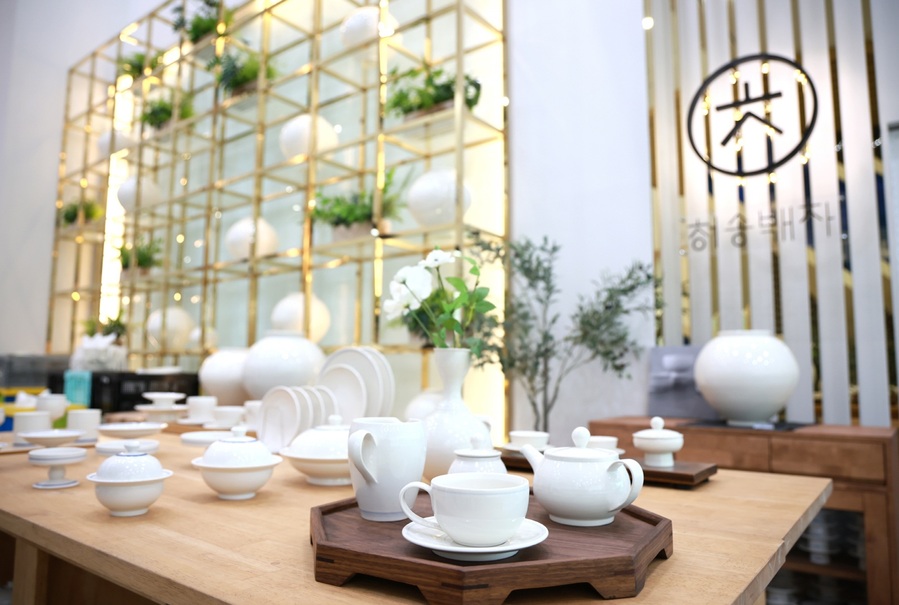 ▲ (재)청송문화관광재단(이사장 윤경희)은 최근 청송군 대형 산불로 위축된 관광 심리를 회복하고 지역경제를 활성화하기 위해, ‘청송백자 현장할인판매’와 ‘쇼핑몰 무료배송 이벤트’를 함께 실시한다고 밝혔다.ⓒ청송군