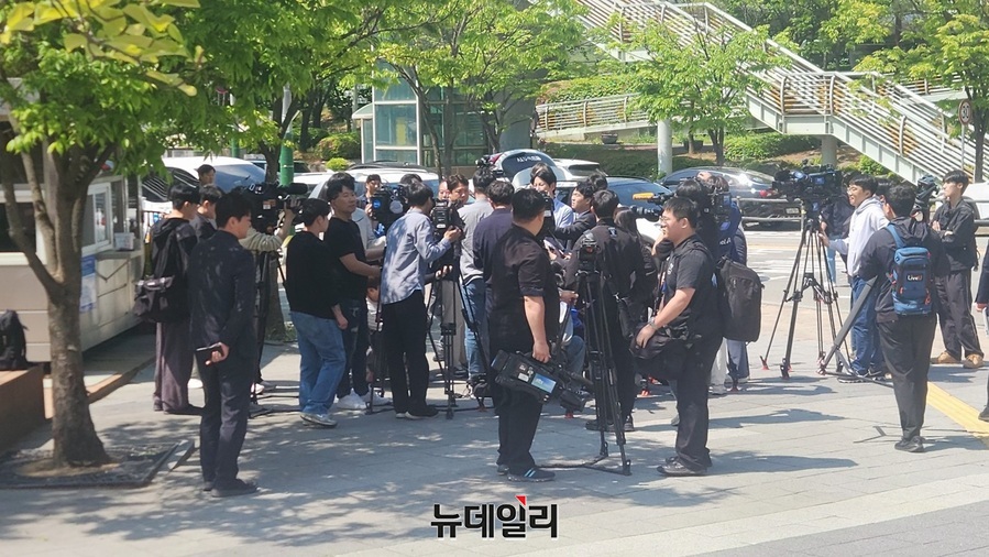 ▲ 28일 오전 청주 흥덕구 한 고등학교에서 지적장애 특수교육대상자인 2학년 A 군이 사전 준비한 흉기로 교직원과 행인 등 7명(본인 포함)을 다치게 하는 충격적인 사건이 발생했다. 충북도교육청의 특수교육생 관리부실에 대한 비판이 이어지고 있다. 사진은 취재 기자들이 A 고등학교에서 학생 난동과 관련한 사건을 취재하고 있다.ⓒ뉴데일리
