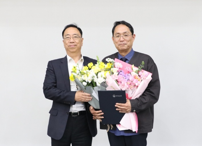 ▲ 권오영 한국대학박물관협회장(왼쪽)과 안신원 한양대학교박물관장이 기념사진을 찍고 있다.ⓒ한양대