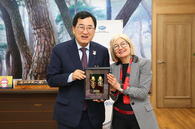 ▲ 에밀리아 가토(사진 우측) 주한 이탈리아대사가 29일 경주시 청사를 찾아 주낙영 시장과 환담을 나눈 뒤 기념 촬영을 하고 있다.ⓒ경주시