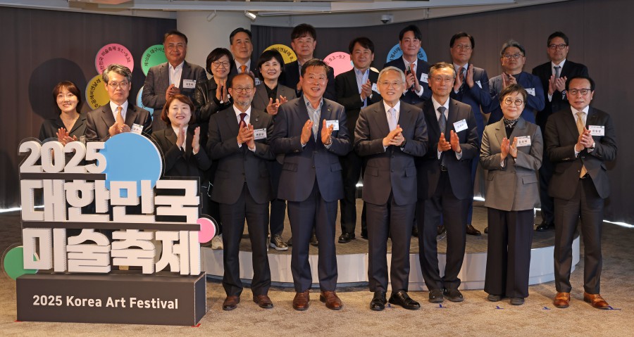 ▲ 유인촌 문체부 장관이 29일 서울 종로구 아트코리아랩 아고라에서 열린 '2025 대한민국 미술축제 출범식'에서 참여기관 대표들과 기념촬영을 하고 있다.ⓒ문화체육관광부