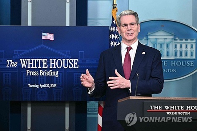 ▲ 스콧 베센트 미국 재무장관이 백악관에서 브리핑하고 있다. 250429 AFP=연합뉴스. ⓒ연합뉴스