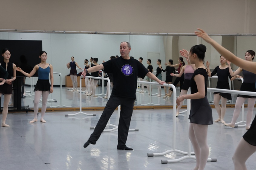 ▲ JMU 그라시아니 학장이 한성대 발레전공 학생들을 대상으로 한 마스터 클래스에서 지도하는 모습.ⓒ한성대