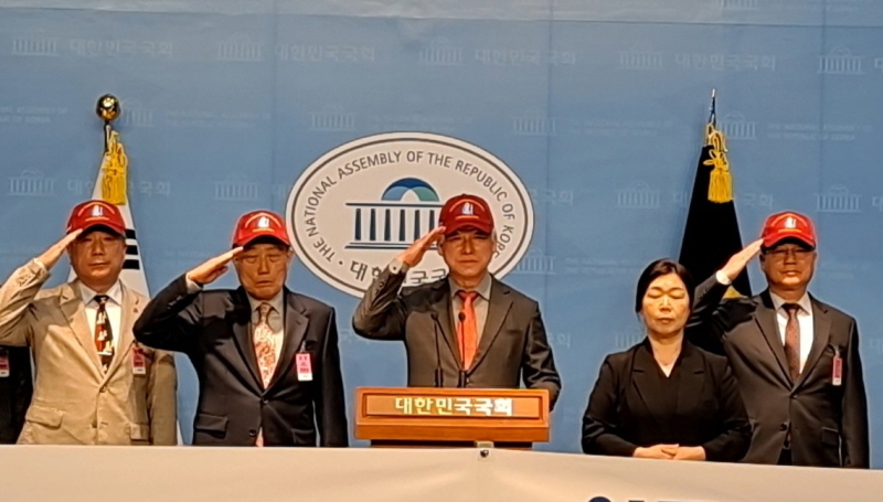 ▲ 대한민국수호예비역장성단(대수장, 상임대표 김근태 예비역 육군 대장)이 지난 29일 오후 국회 소통관에서 기자회견을 열고 '중국 당국은 서해에 설치한 인공 구조물을 즉각 철거하라'는 제목의 성명을 발표했다. ⓒ대수장 제공