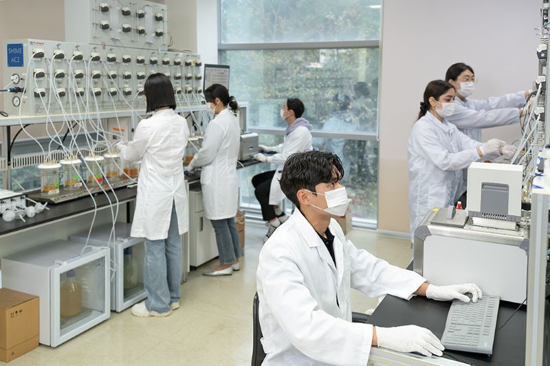 ▲ 이공계 대학원생들이 연구실에서 실험실습에 몰두하는 모습.ⓒ순천향대