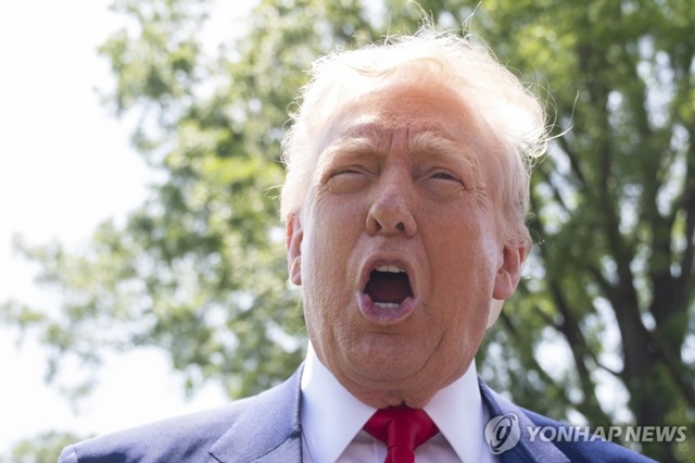 ▲ 기자들과 대화하는 도널드 트럼프 미국 대통령. AP 연합뉴스 자료사진. ⓒ연합뉴스