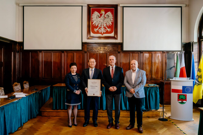 ▲ (왼쪽부터) 크리스티나 올라닌 폴란드 바우브지흐시 의원, 정몽원 HL그룹 회장, 로만 쉐웨메이 시장, 크리스토프 칼리노프스키 시의회 의장ⓒHL그룹