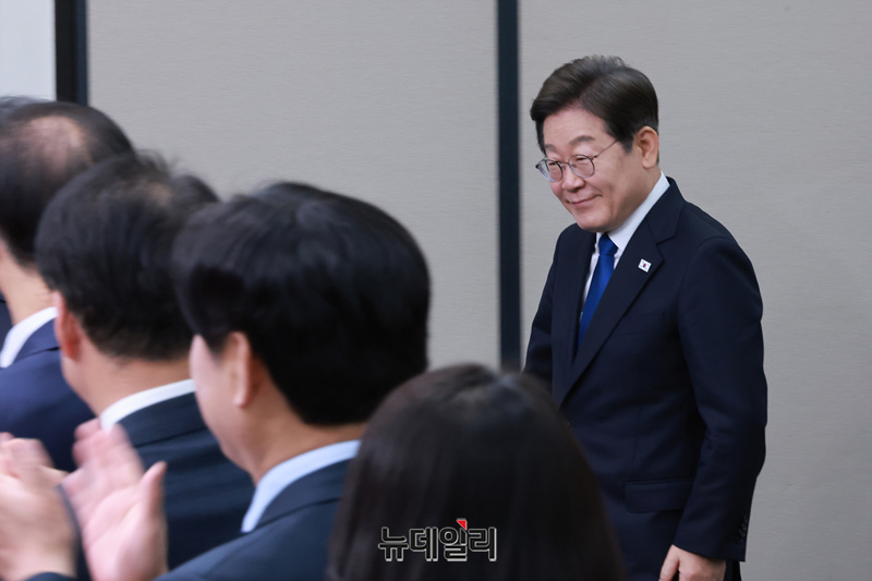 ▲ 이재명 더불어민주당 대선 후보가 지난 28일 국회에서 열린 최고위원회의에 참석하며 박수를 받고 있다. ⓒ이종현 기자