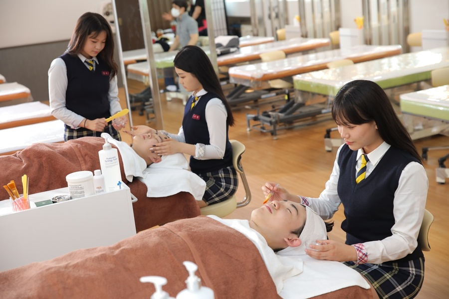 ▲ 조일고는 우수한 실무 능력을 갖춘 학생들을 중심으로 싱가포르 유수의 뷰티업체와의 취업 연계를 진행하고 있다.ⓒ조일고