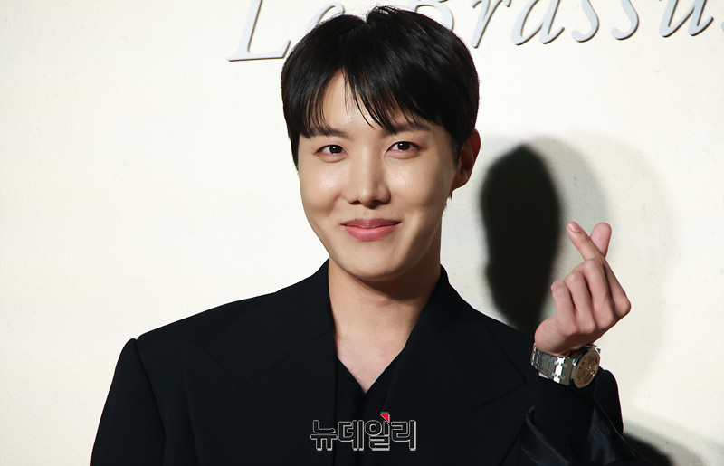 ▲ 방탄소년단 제이홉이 22일 오후 서울 성동구에서 열린 스위스 고급 시계 제조사 '오데마 피게(Audemars Piguet)' 플래그십 스토어 개점 기념 포토월에서 포즈를 취하고 있다. 2024.11.22 ⓒ서성진 기자