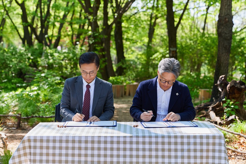 ▲ SM X 서울시 '광야숲' 3기 조성 업무협약을 체결하고 있는 장철혁 SM엔터테인먼트 대표이사(우)와 이수연 서울시 정원도시국장. ⓒSM엔터테인먼트