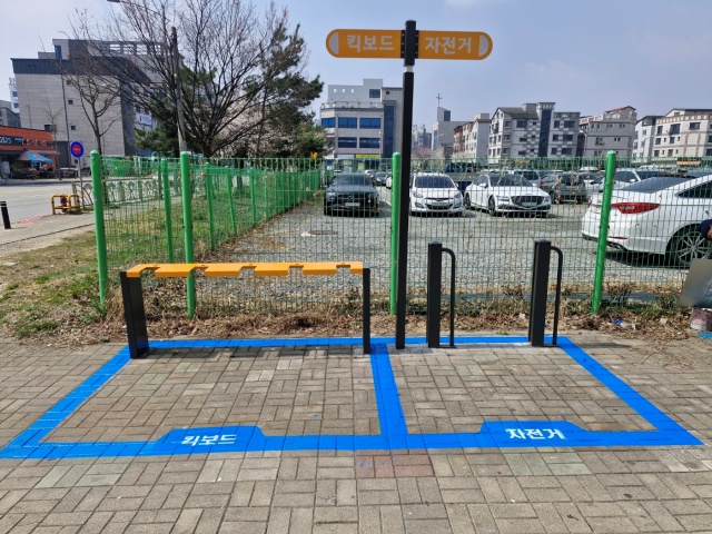 ▲ 평택시가 주요 거점 및 유동인구 밀집 지역에 설치한 PM 주차구역ⓒ평택시 제공