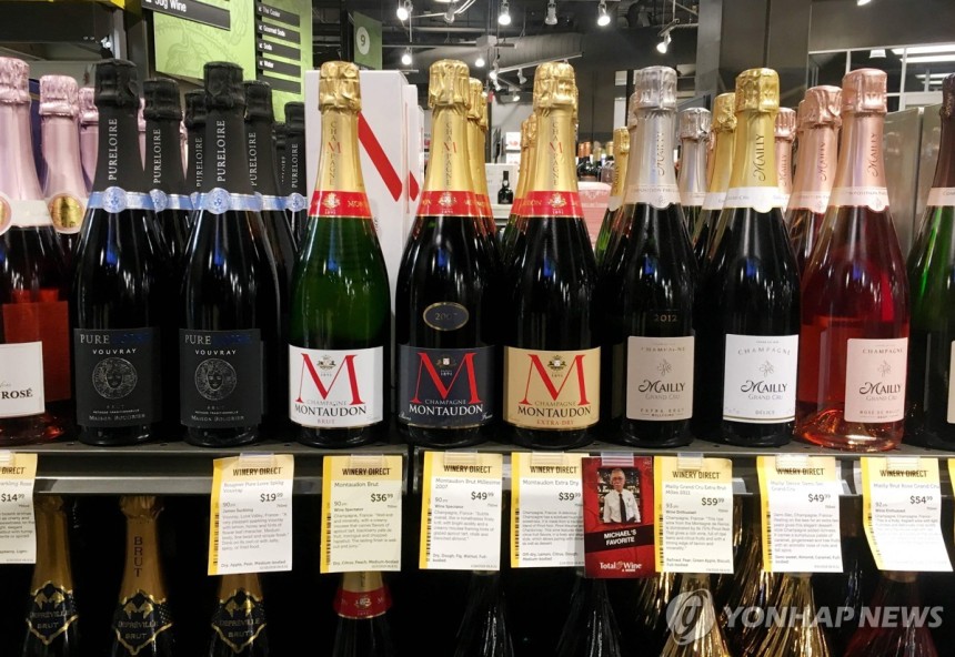 ▲ 마트에 진열된 샴페인.ⓒ연합뉴스.