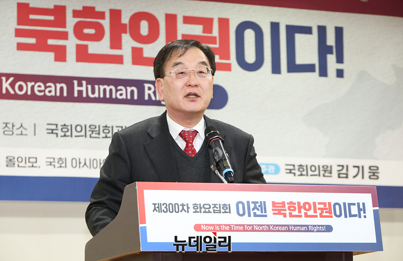 ▲ 300차 화요집회를 기념한 행사에서 이재원 회장이 기념사를 하고 있다. 한변은 비가 오나 눈이 오나 덥거나 춥거나, 단 한 번도 빼먹은 적 없이 매주 화요일 뷱한 인권 집회를 해왔다. ⓒ 서성진 기자