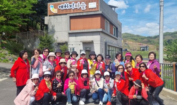 ▲ 공주시 의당면 예하지마을 찾은 주부대학 회원들이 기념사진을 찍고 있다.ⓒ공주시
